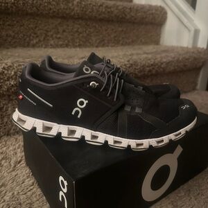 On Cloud Running Womens Black and White Athletic Shoes sz 9